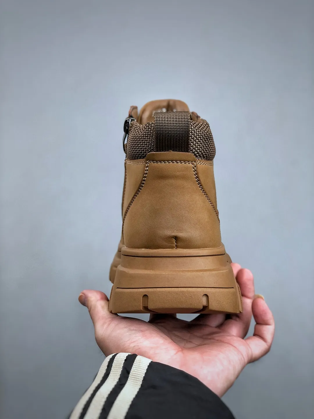 Pick up locally 💰 520, support in-store Timberland/Timberland classic 25ss new high-top (plus velvet) Classic re-engineered brand new upgrade Guangdong factory quality Original box original packaging The fabric is made of top Italian frosted cowhide with anti-odor and anti-corrosion genuine leather latex insoles to give you a perfect wearing experience High-quality and durable, a must-have for sportsmen Specially designed to treat those who are not handsome High-quality feet with first-class feel Exclusive supply Official item number: TB23066 Size: 39 40 41 42 43 44